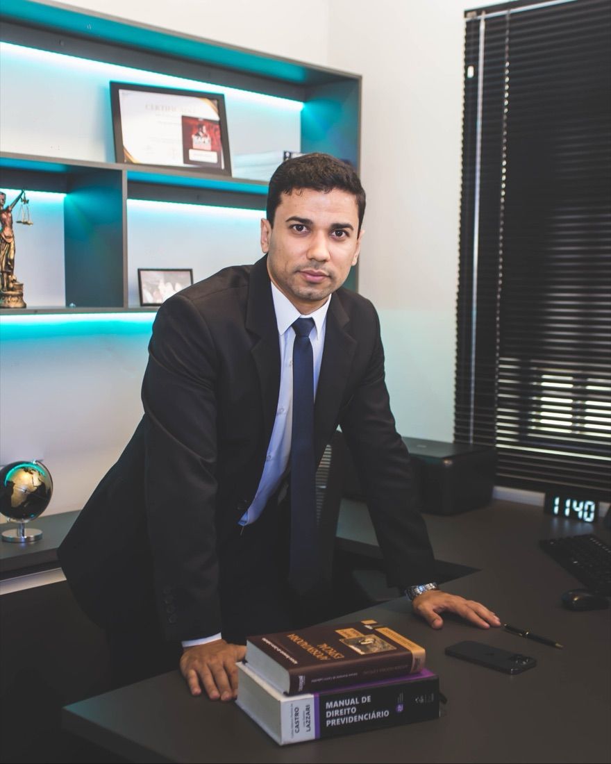 Matheus Moura Silva, advogado, no escritório
